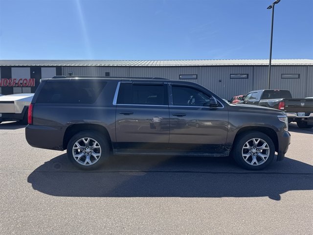 Used 2016 Chevrolet Suburban LT image 4