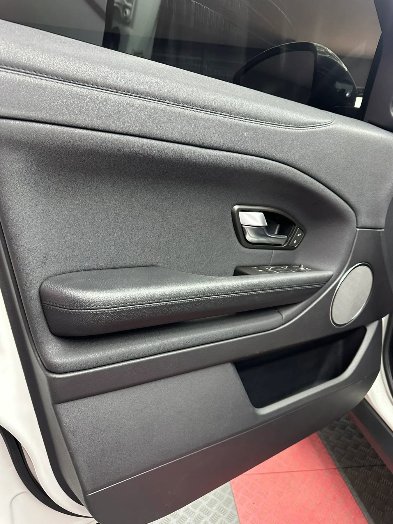 Used 2019 Land Rover Range Rover Evoque SE AWD/4WD image 9