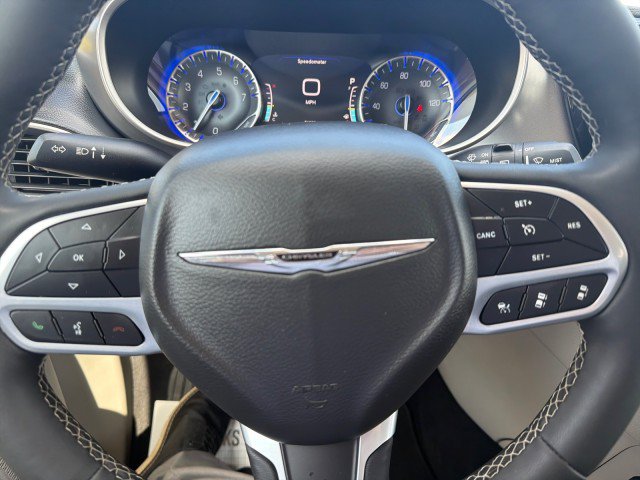Used 2023 Chrysler Pacifica Touring-L FWD image 6