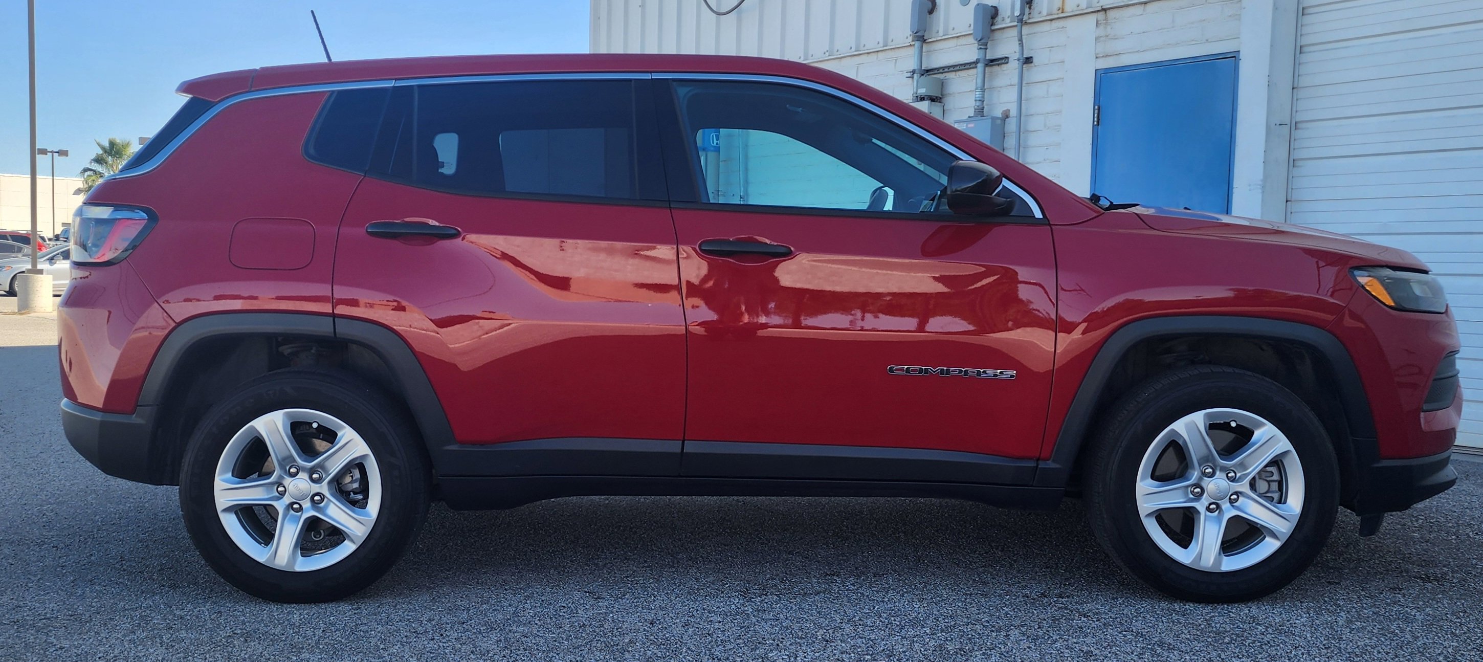 Used 2023 Jeep Compass Sport image 4