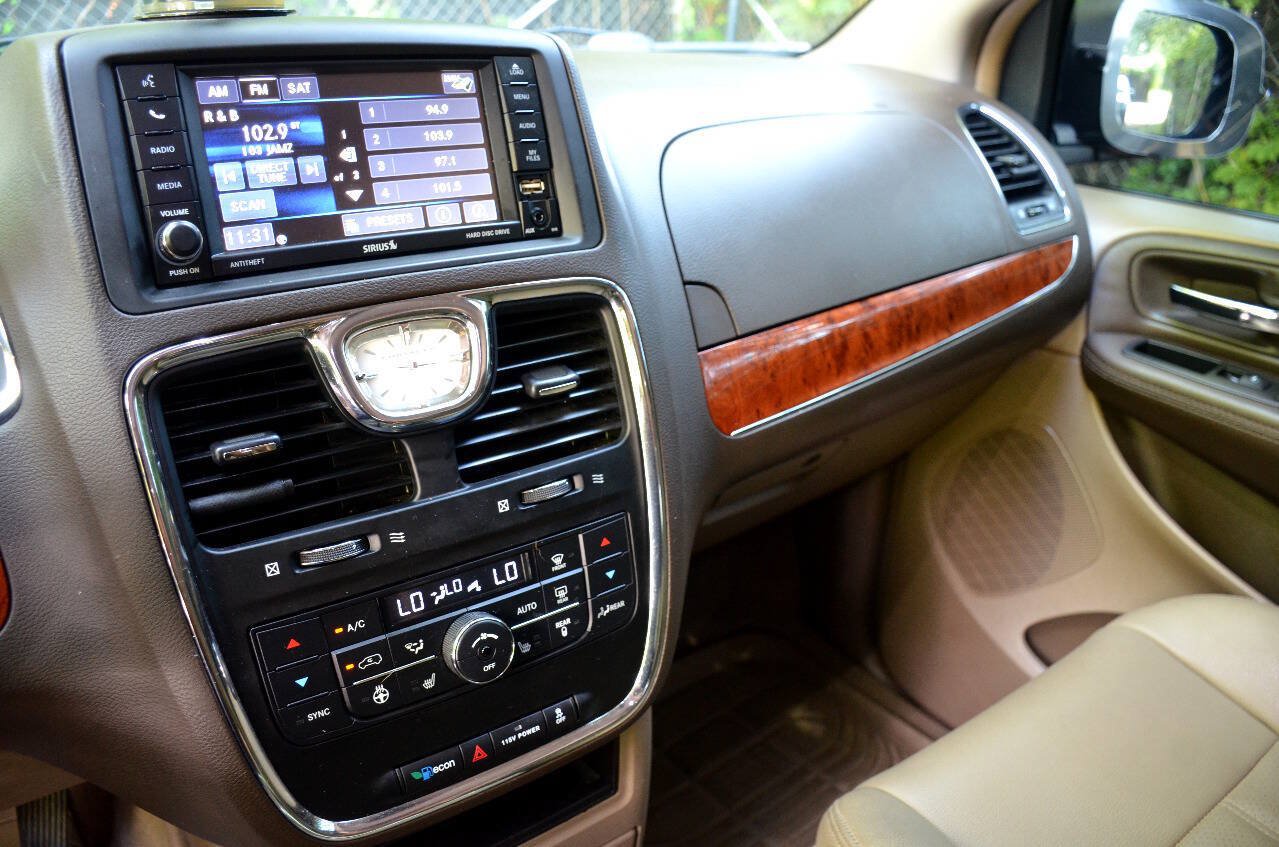 Used 2015 Chrysler Town & Country Touring-L w/ Driver Convenience Group FWD image 18