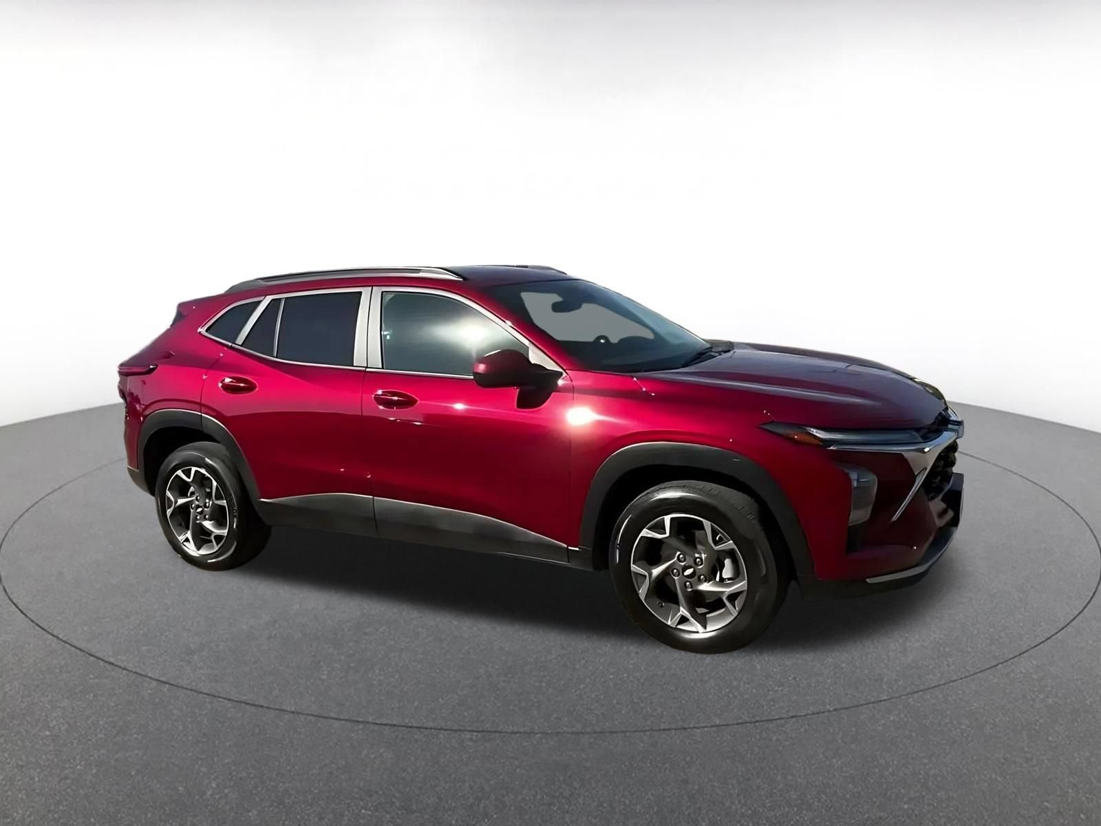 Used 2025 Chevrolet Trax LT FWD image 2