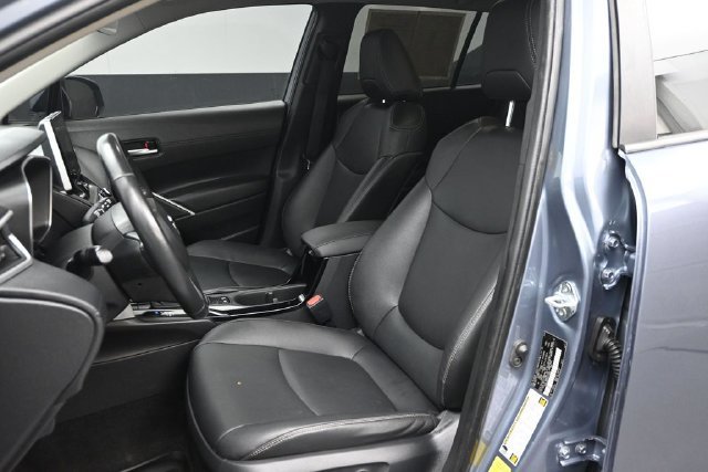 Used 2024 Toyota Corolla Cross XLE w/ Convenience Package AWD/4WD image 4