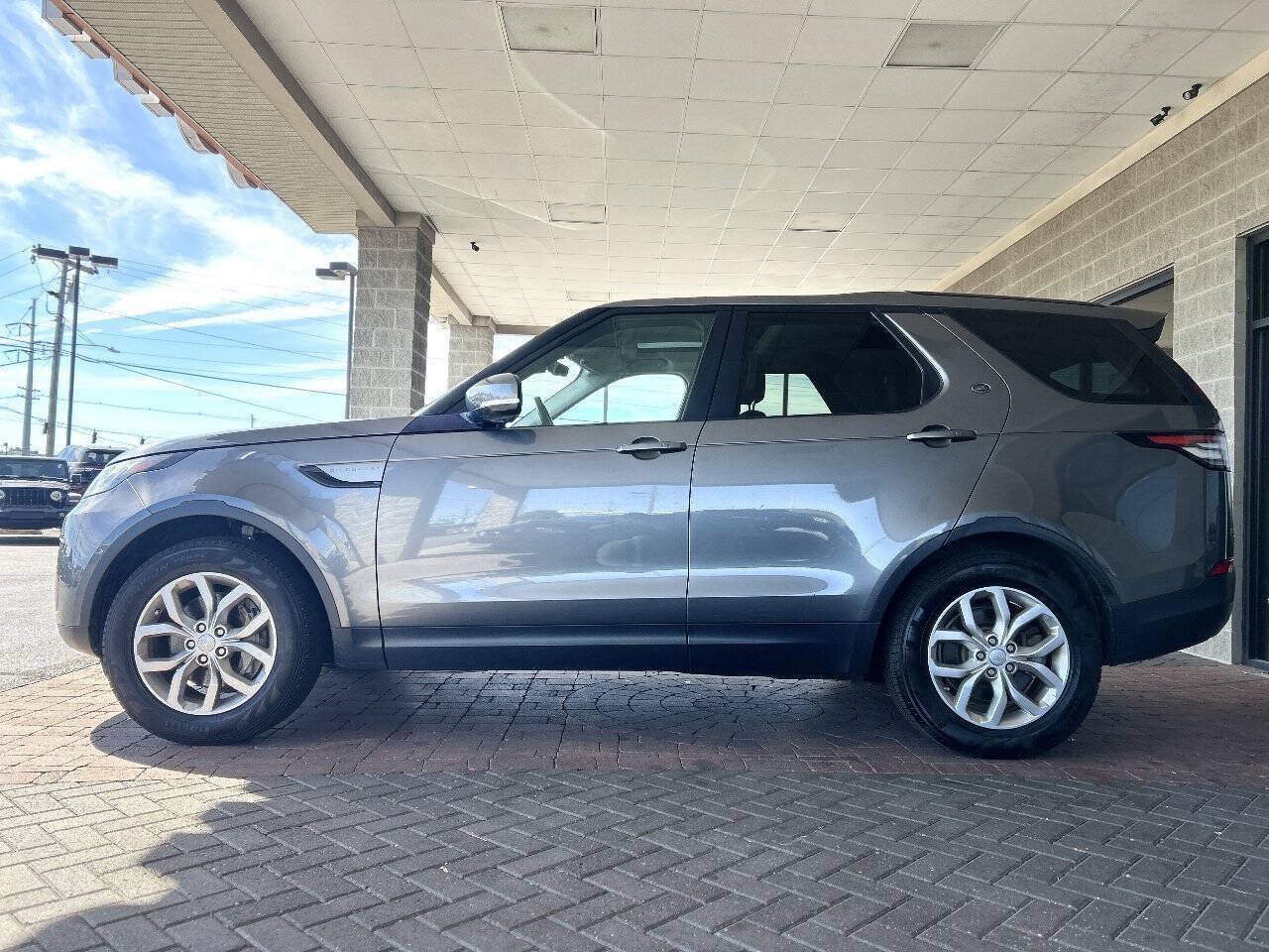 Used 2018 Land Rover Discovery SE AWD/4WD image 7