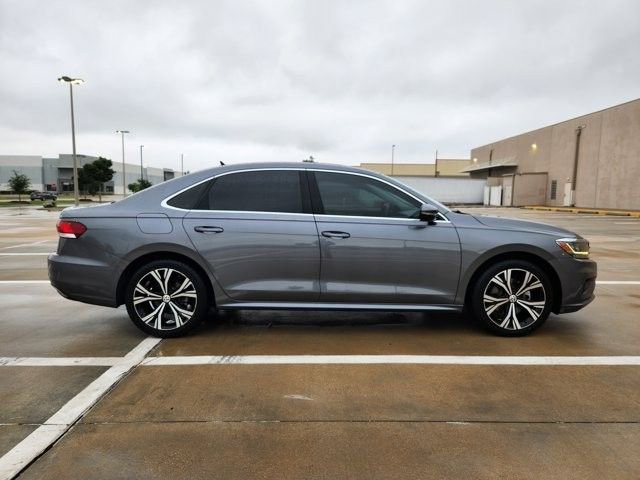 Used 2021 Volkswagen Passat 2.0T SE FWD image 4