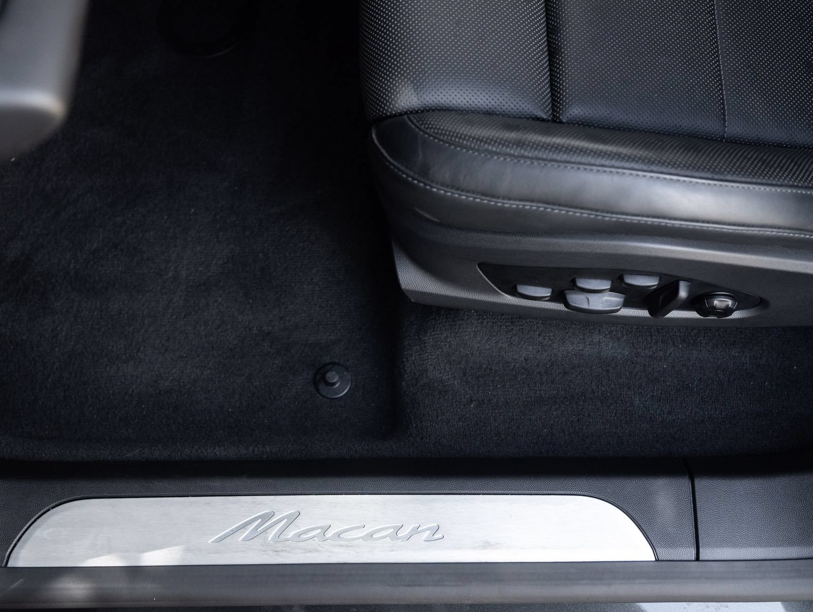 Certified 2025 Porsche Macan Electric RWD image 22