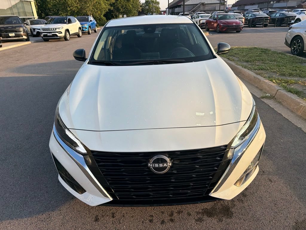Used 2025 Nissan Altima 2.5 SV FWD image 2