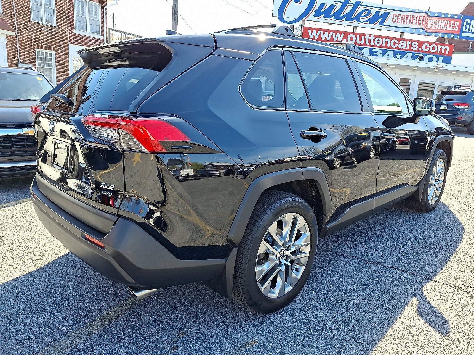 Used 2020 Toyota RAV4 XLE Premium AWD/4WD image 5