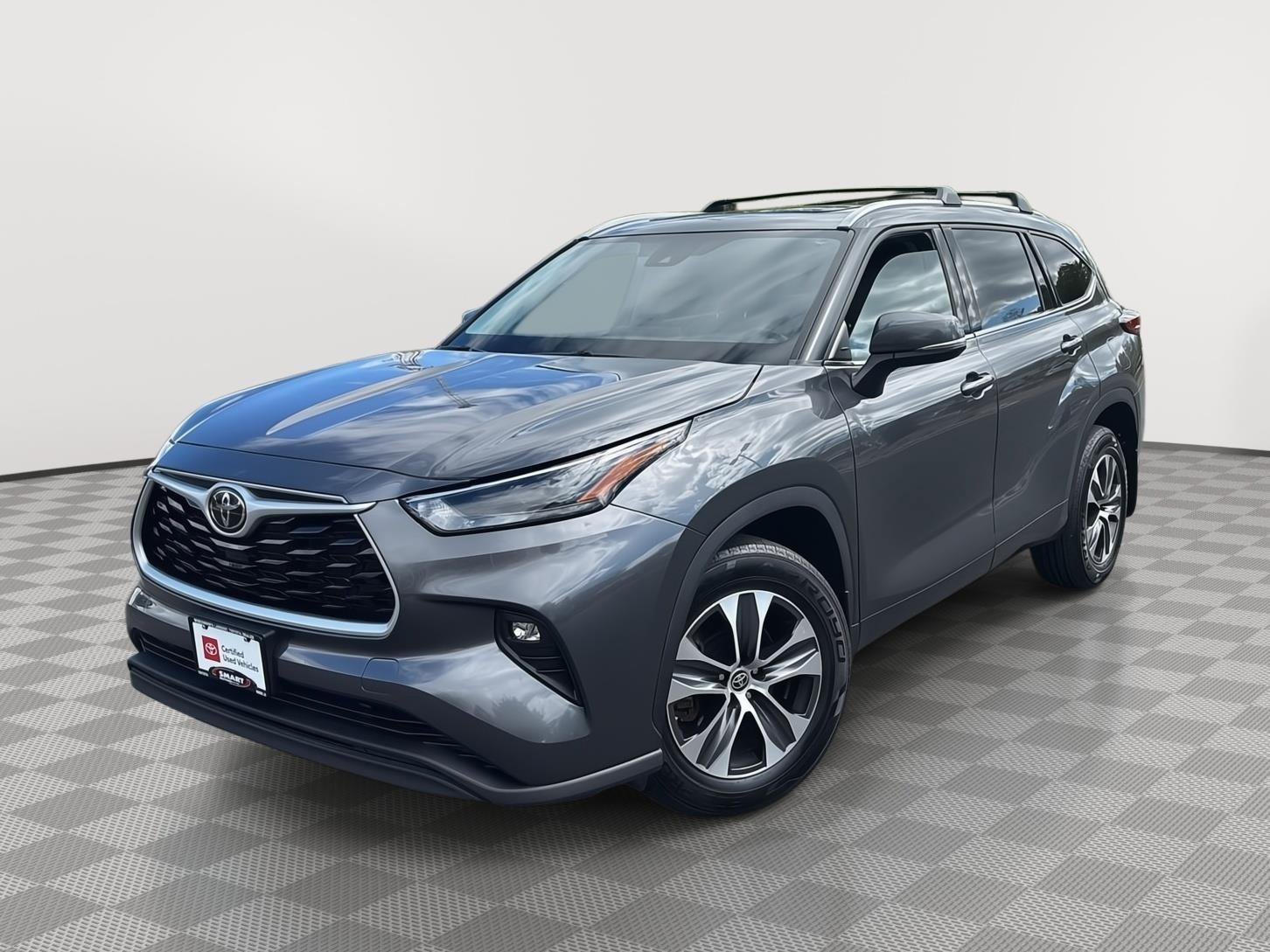 Used 2022 Toyota Highlander XLE AWD/4WD image 1