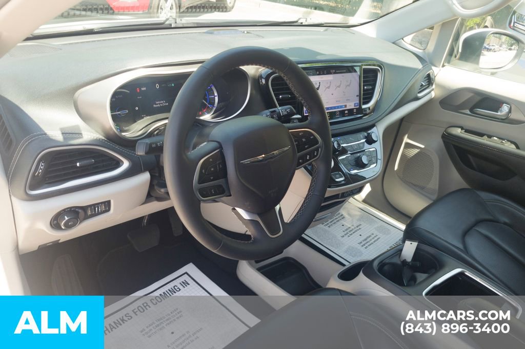 Used 2023 Chrysler Pacifica Touring-L image 15
