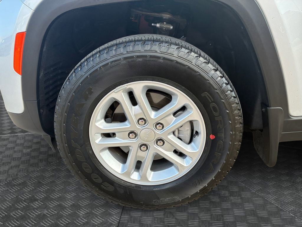 New 2025 Jeep Grand Cherokee Laredo w/ MOPAR Finishing Package RWD image 22