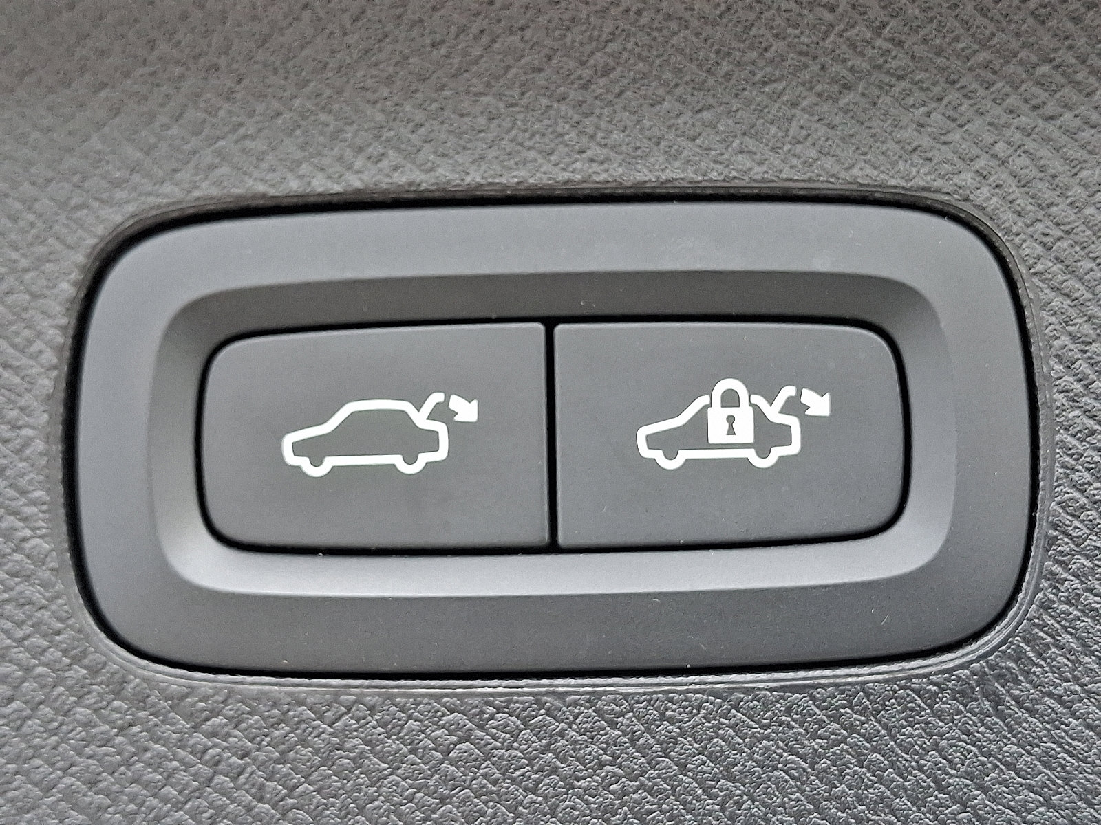 Used 2024 Volvo XC90 T8 Plus w/ Protection Package Premier image 31