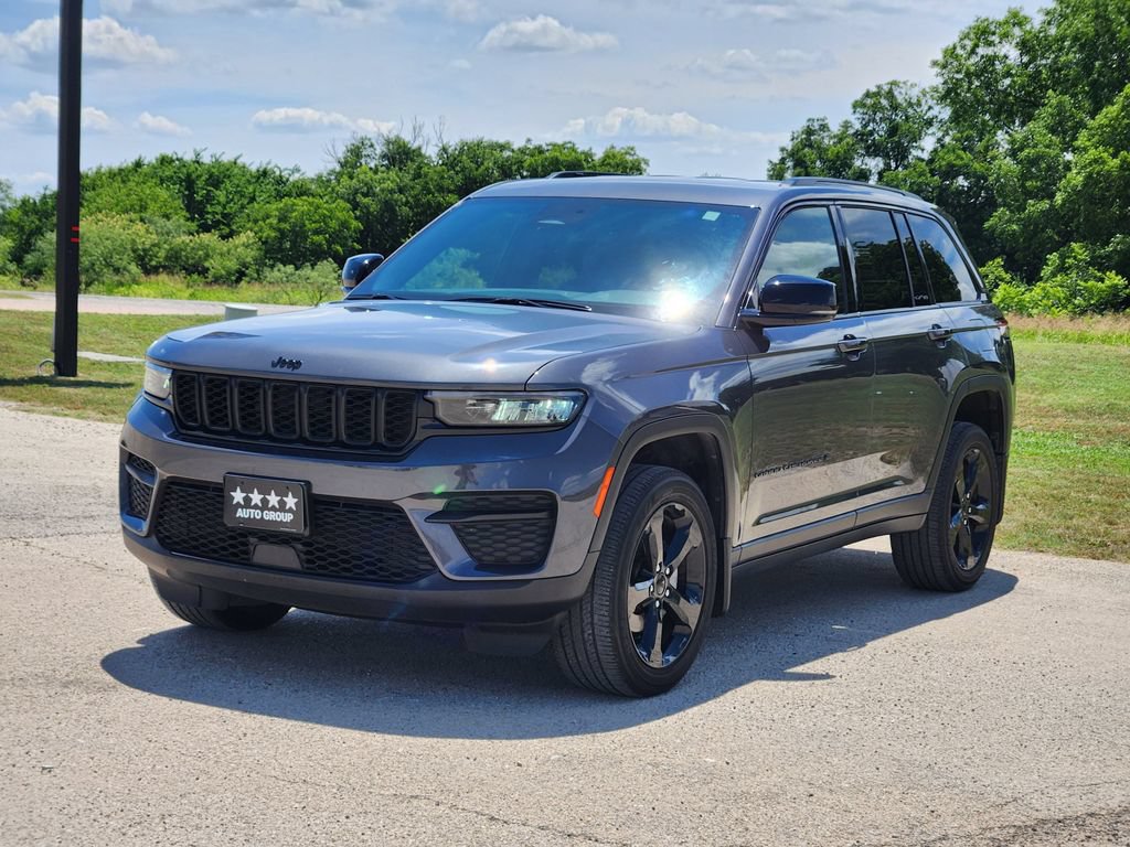 Used 2023 Jeep Grand Cherokee Altitude RWD image 3
