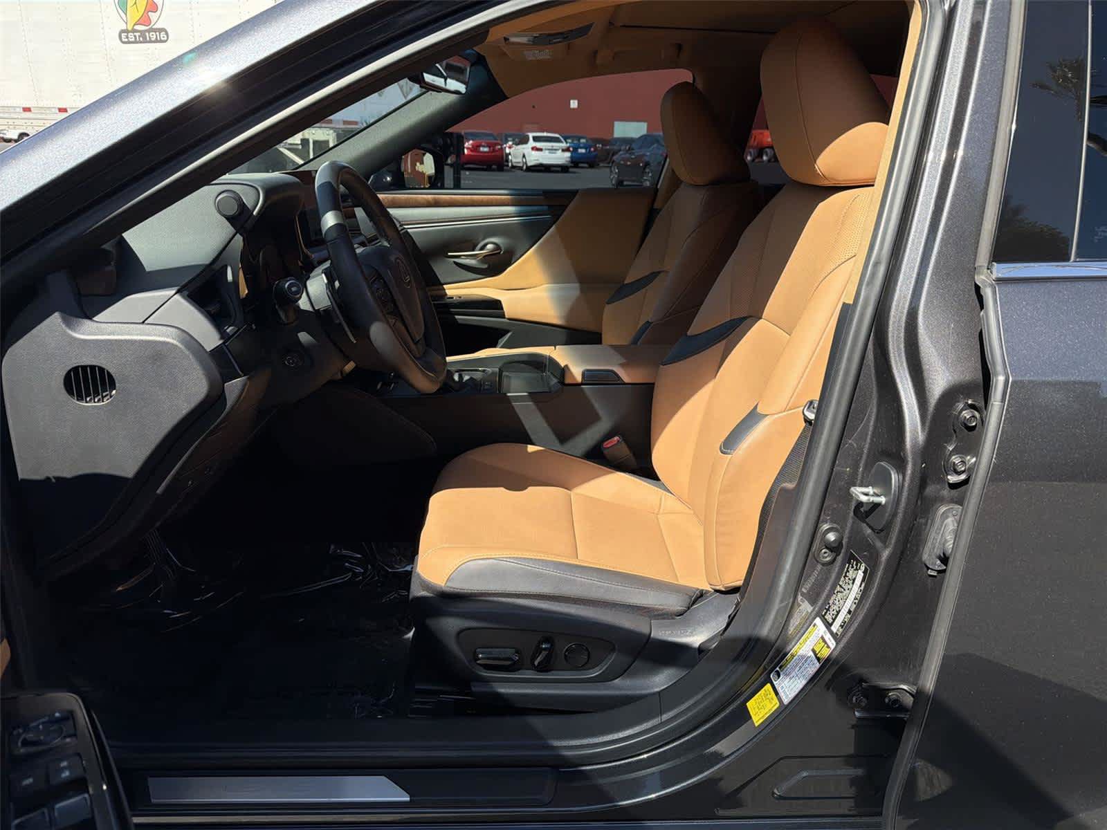 Used 2025 Lexus ES 300h w/ Premium Package FWD image 12