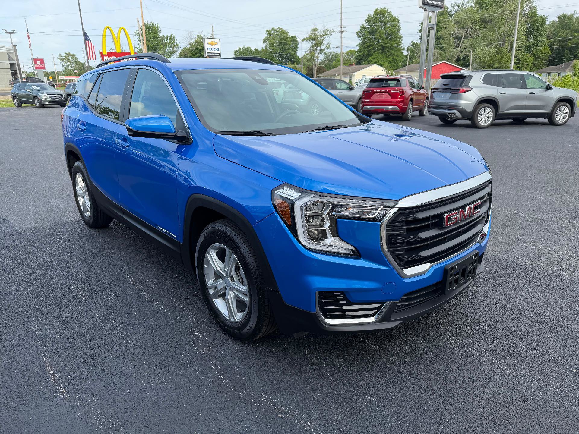Used 2024 GMC Terrain SLE w/ Driver Convenience Package FWD image 5