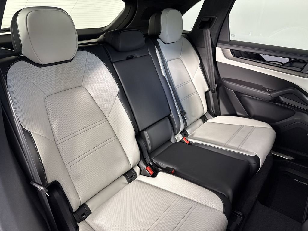 New 2026 Porsche Cayenne GTS image 23