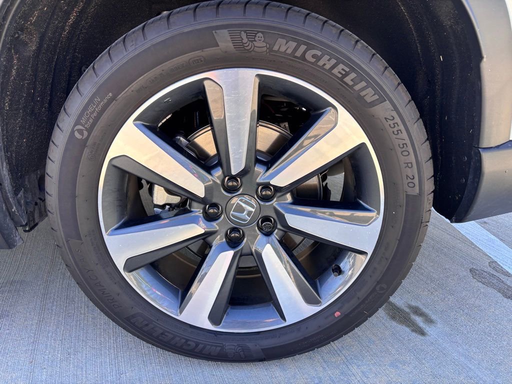 Certified 2025 Honda Pilot Touring image 11