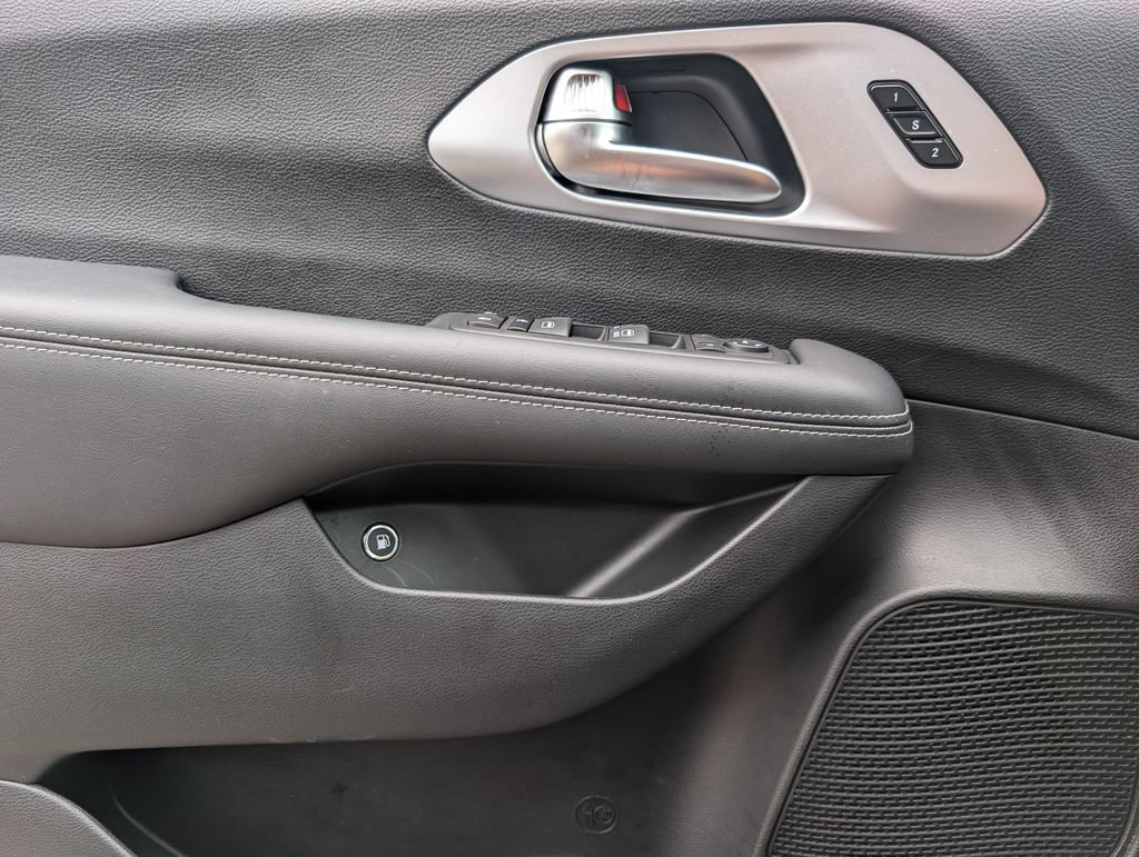 Used 2023 Chrysler Pacifica Touring-L w/ S Appearance Package FWD image 16