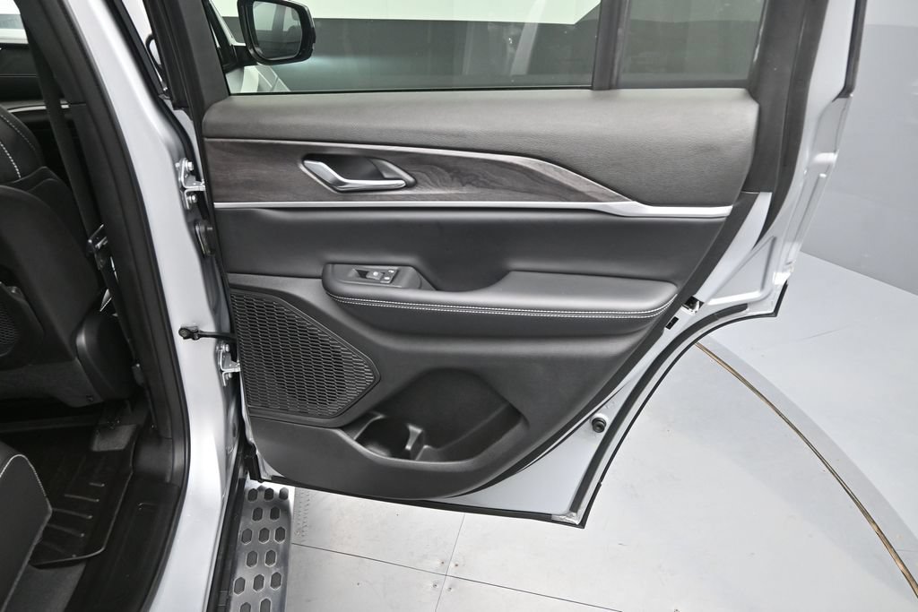 Used 2024 Jeep Grand Cherokee Limited AWD/4WD image 19