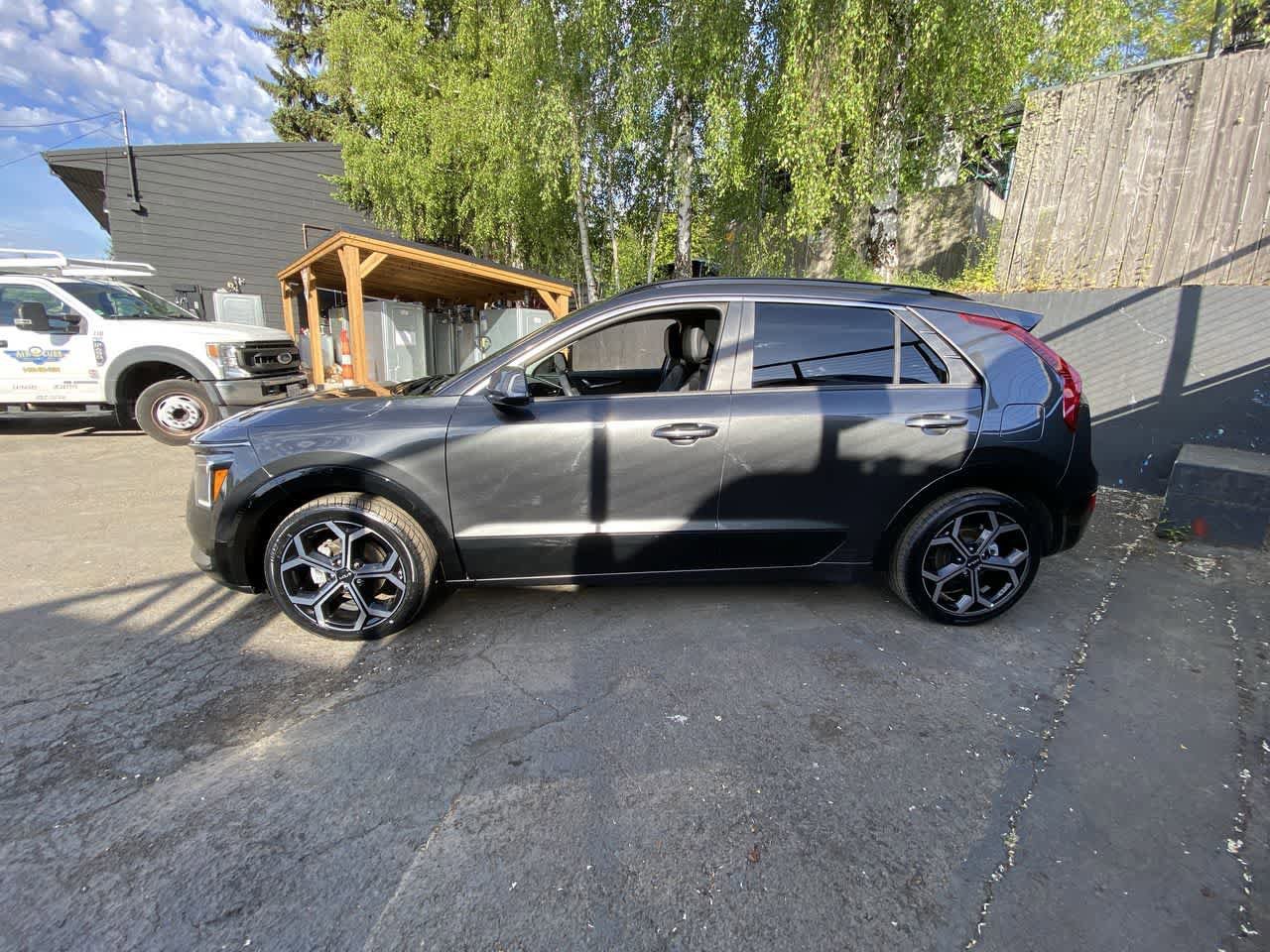Used 2023 Kia Niro EX Touring FWD image 3
