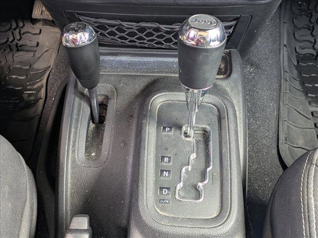 Used 2015 Jeep Wrangler Unlimited Rubicon w/ Connectivity Group image 11