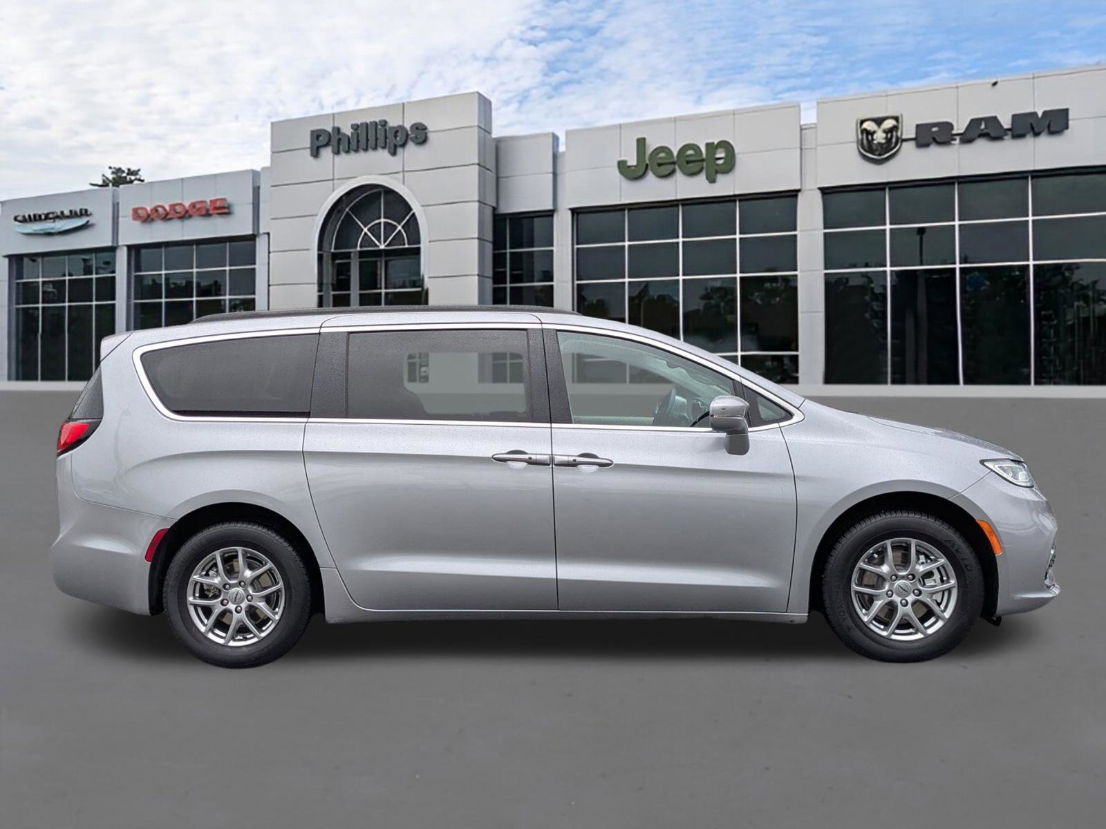 Used 2021 Chrysler Pacifica Touring image 2