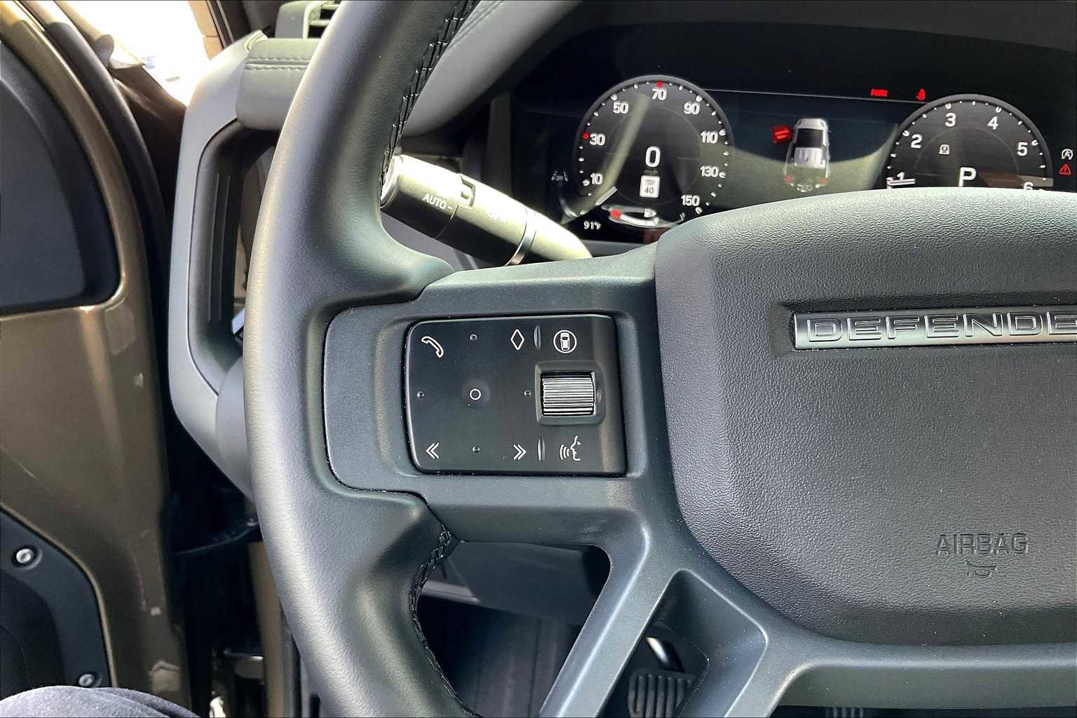 Used 2025 Land Rover Defender 110 X-Dynamic SE image 21