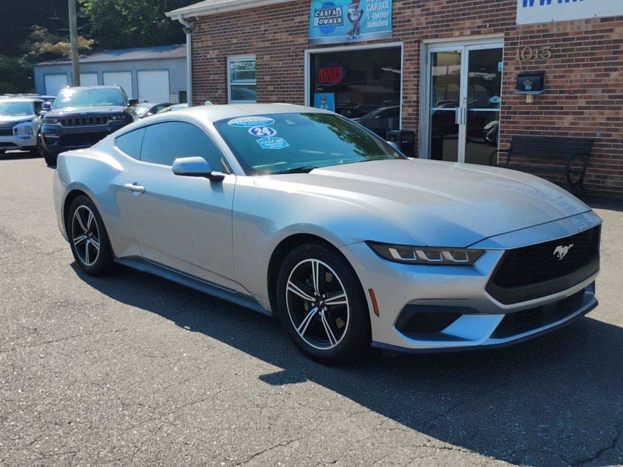 Used 2024 Ford Mustang Coupe RWD image 3