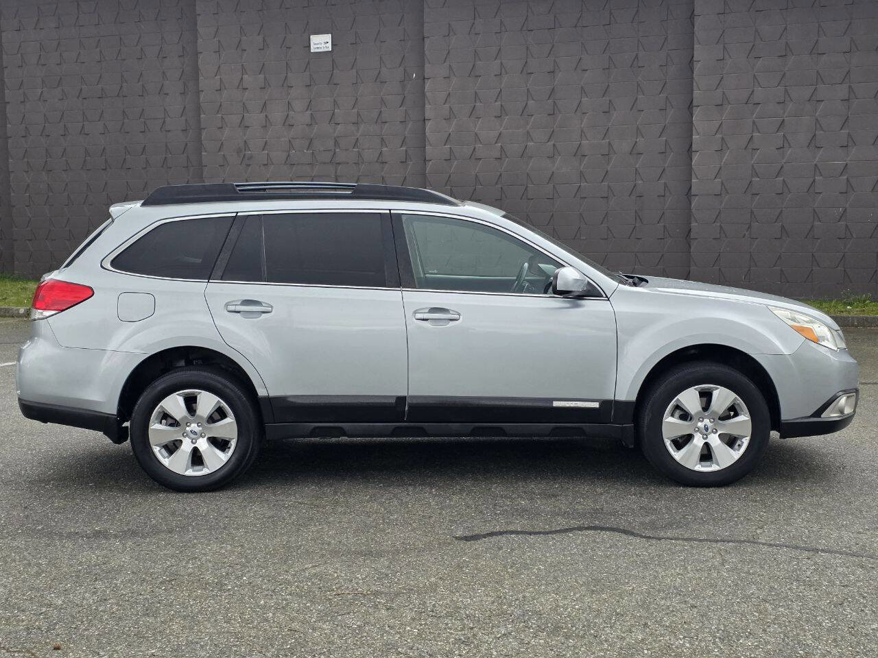 Used 2012 Subaru Outback 3.6R Limited image 4