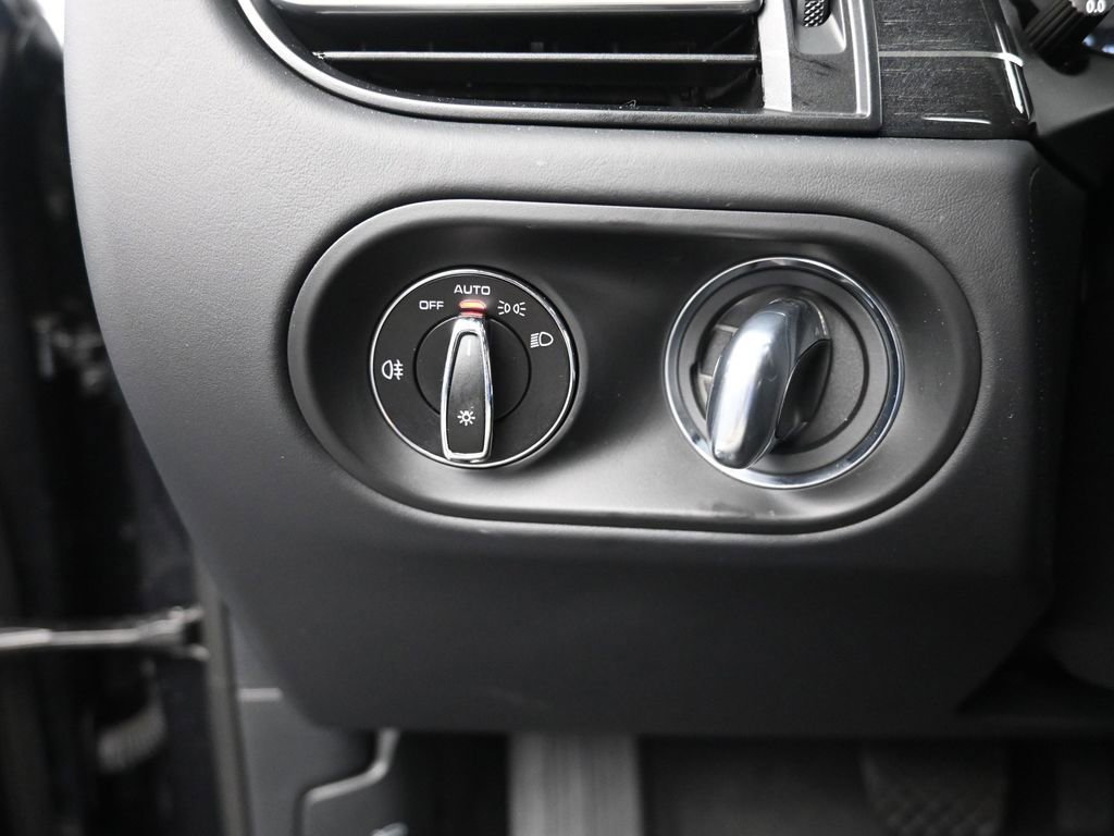 Certified 2025 Porsche Macan GTS image 22