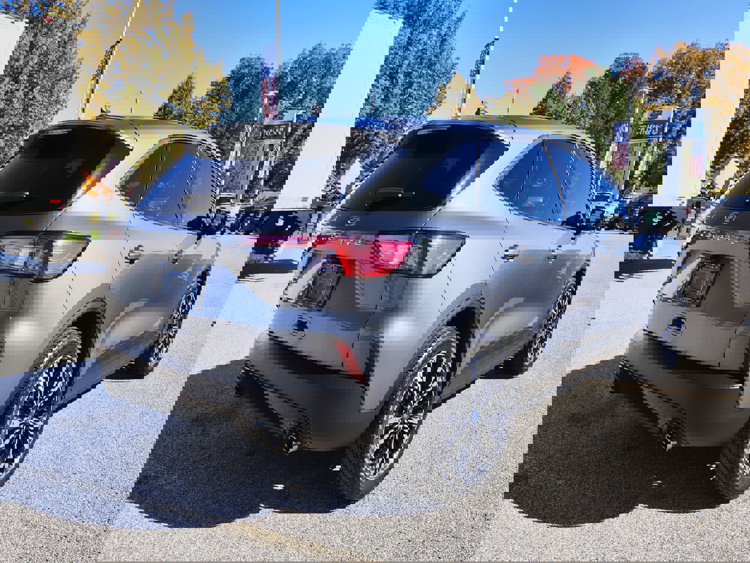 Used 2022 Ford Escape SE w/ SE Sport Appearance Package image 3