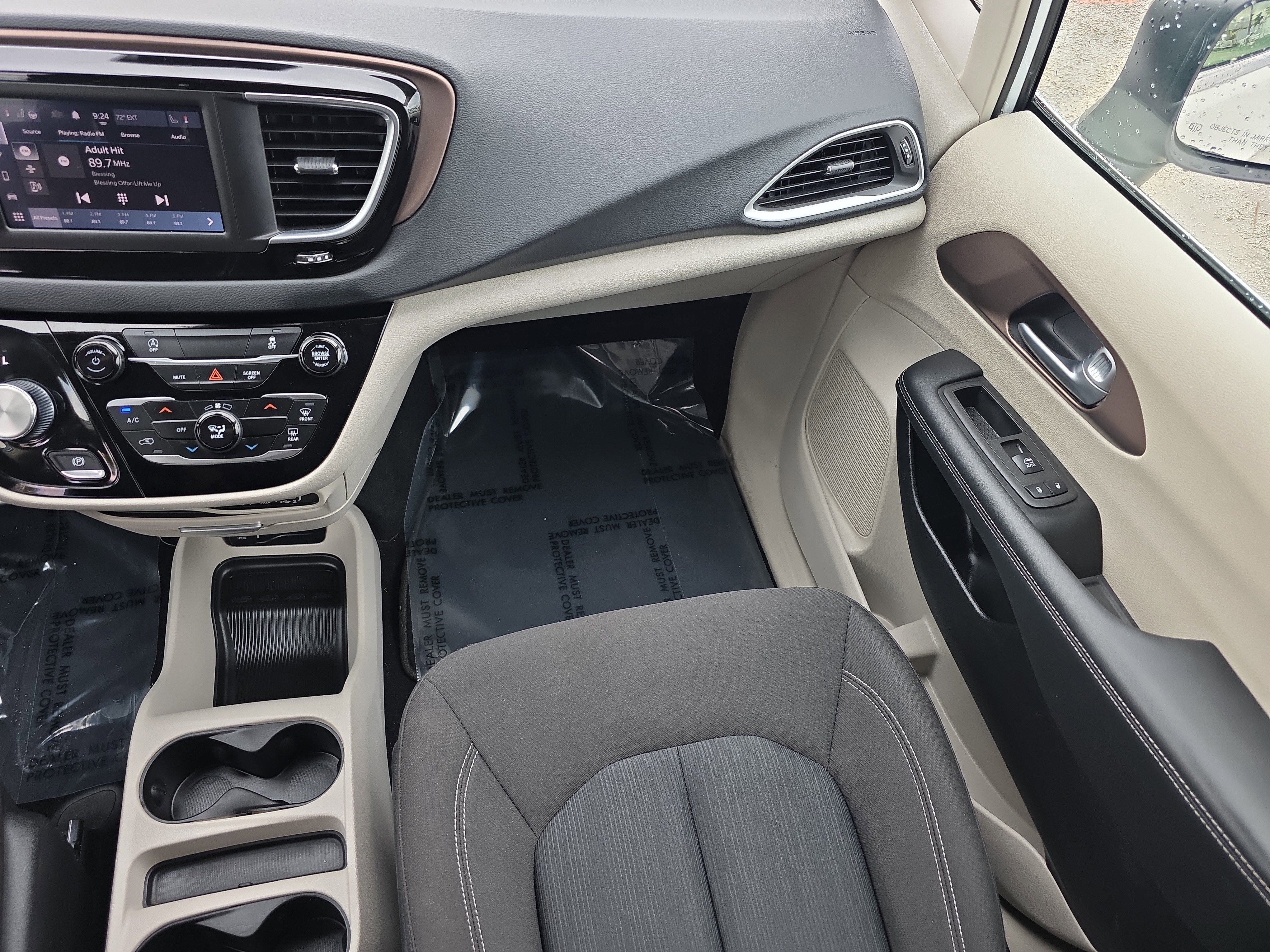 Used 2024 Chrysler Voyager LX FWD image 17