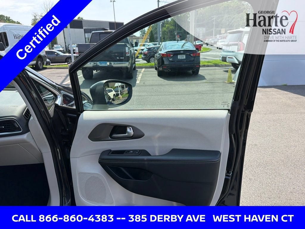 Used 2023 Chrysler Pacifica Touring-L FWD image 28