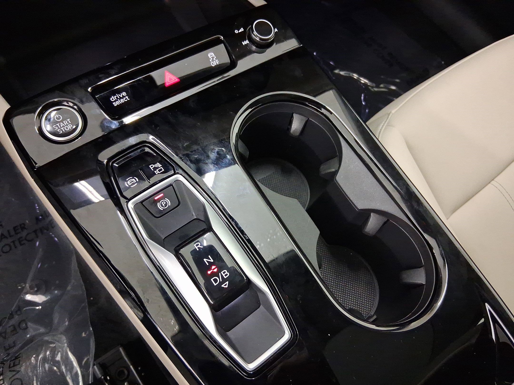 Used 2025 Audi A6 e-tron Premium Plus w/ Premium Plus image 16