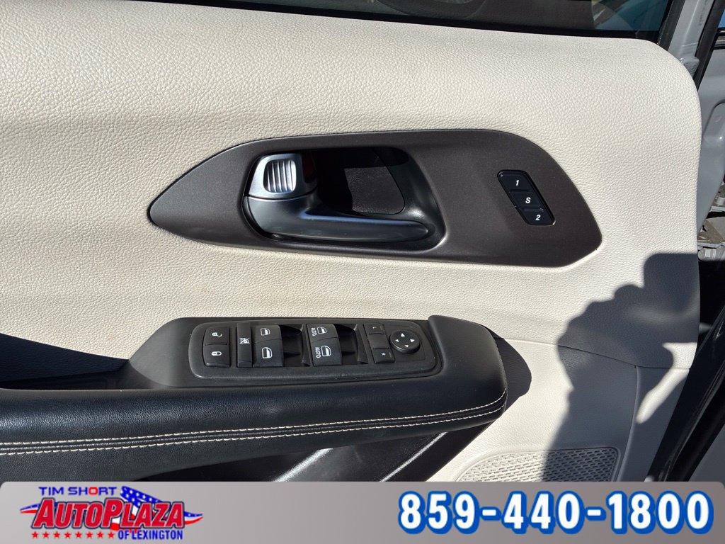 Used 2022 Chrysler Pacifica Touring-L FWD image 24