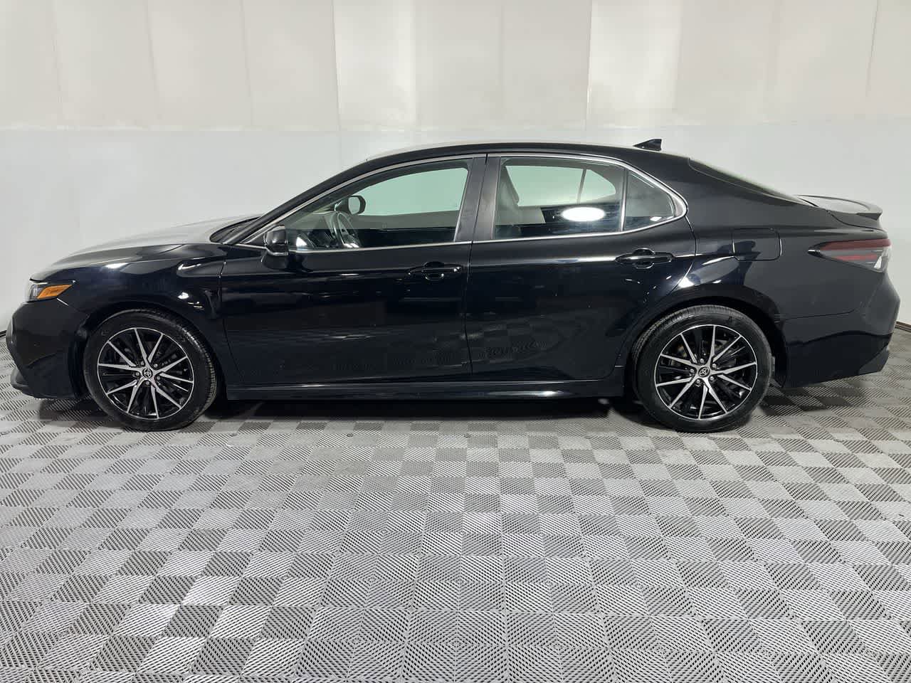 Used 2023 Toyota Camry SE image 5