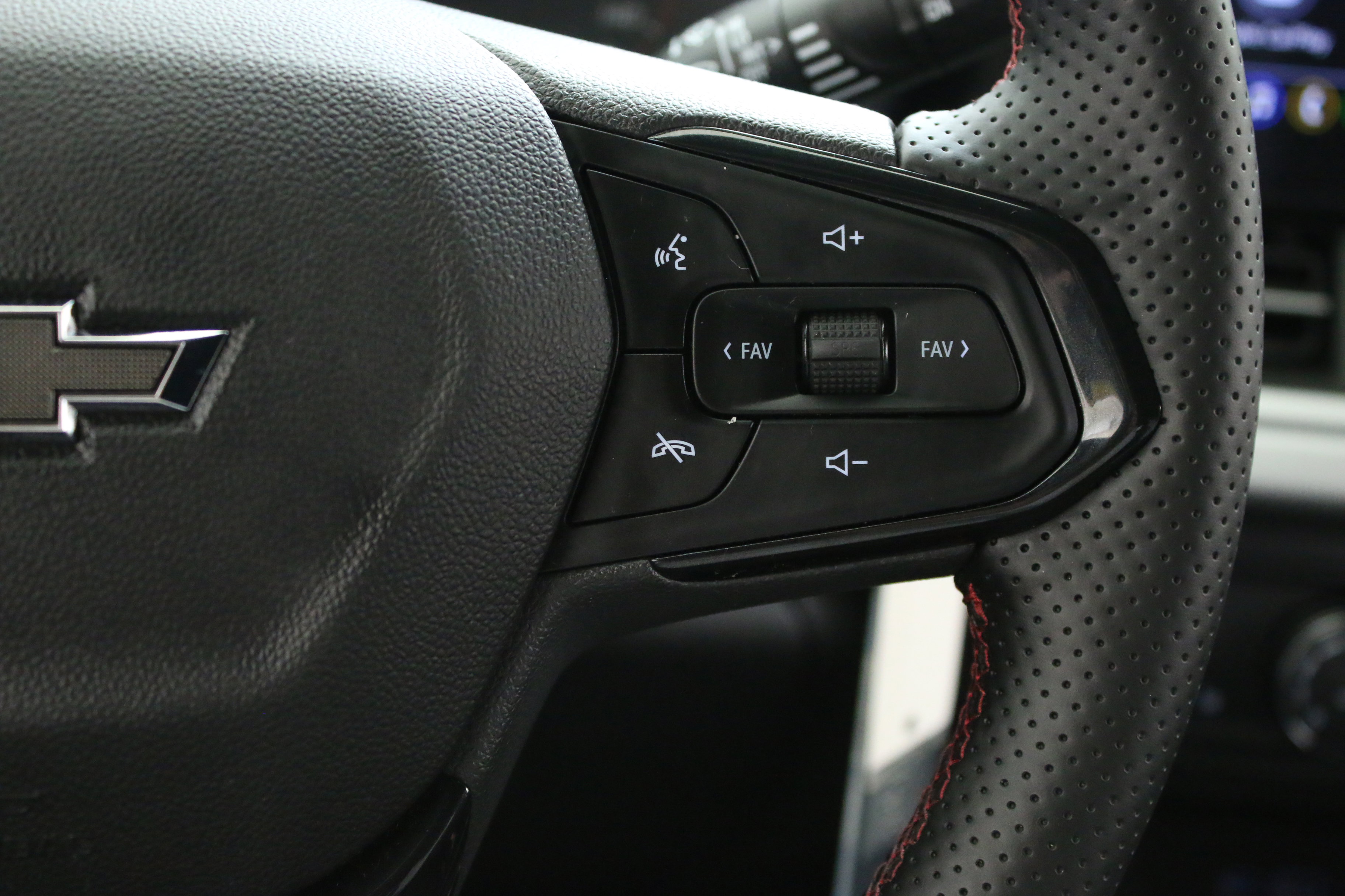Certified 2024 Chevrolet Trax RS w/ Sunroof Package FWD image 15