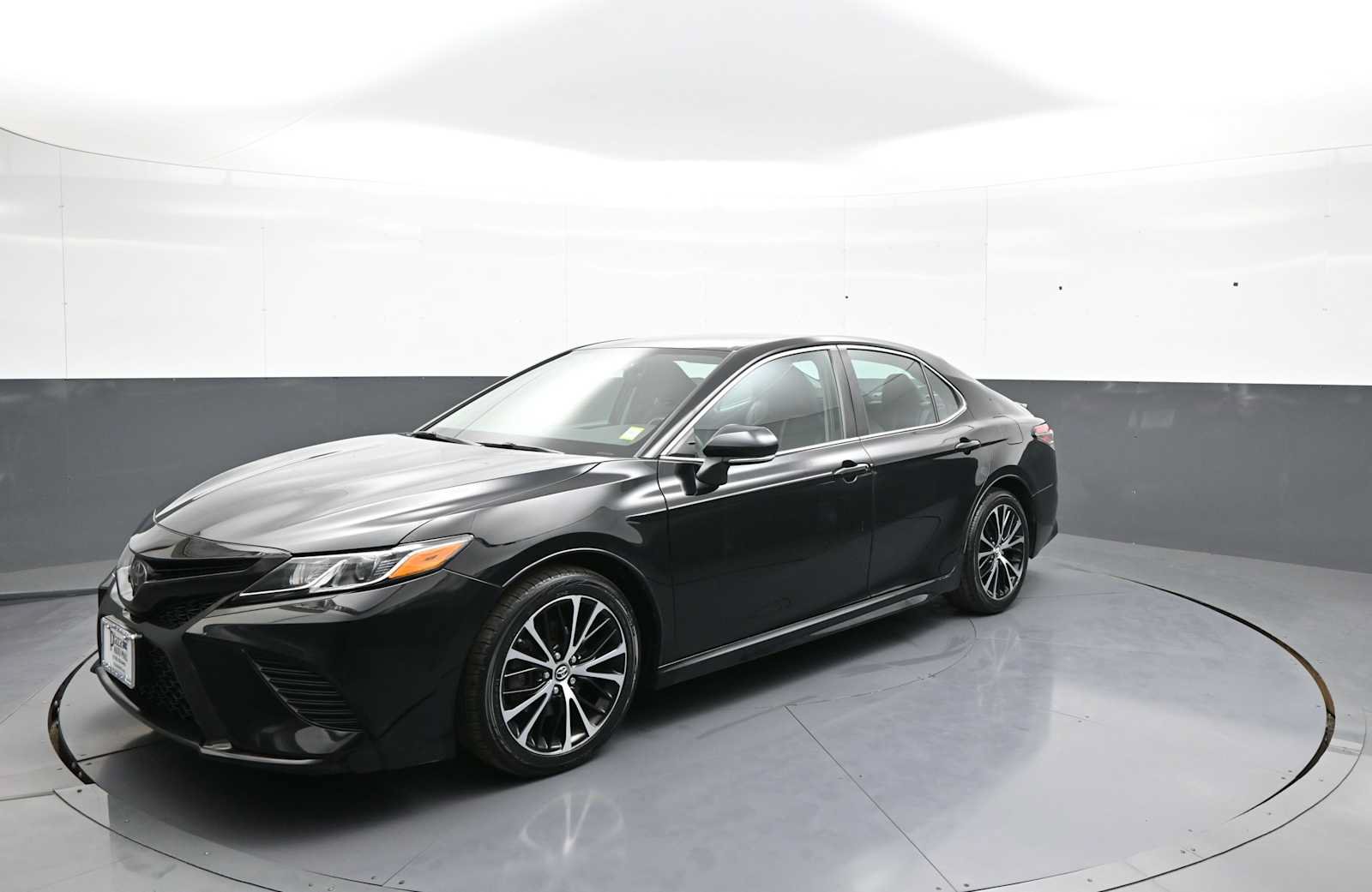 Certified 2019 Toyota Camry SE w/ Convenience Package FWD image 1