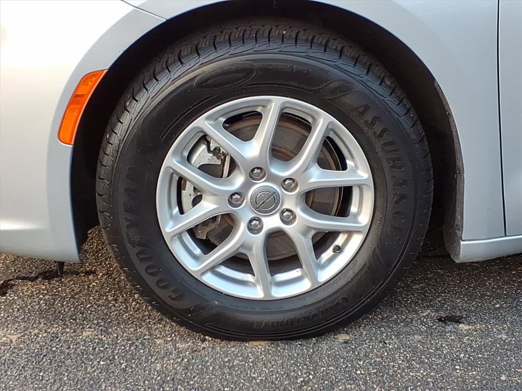 Used 2023 Chrysler Pacifica Touring-L image 6