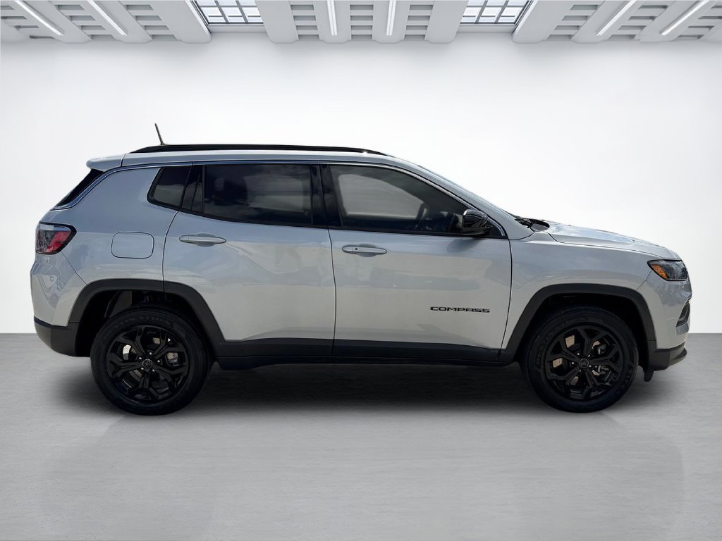 Used 2025 Jeep Compass Latitude AWD/4WD image 2