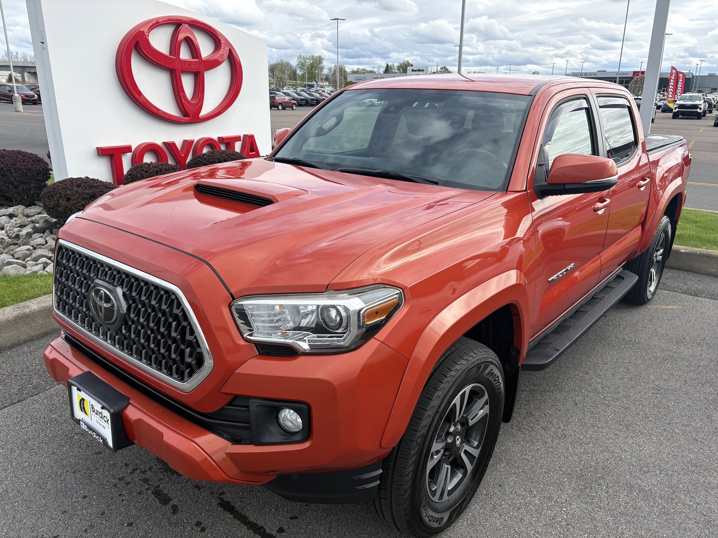 Used 2018 Toyota Tacoma TRD Sport AWD/4WD image 10
