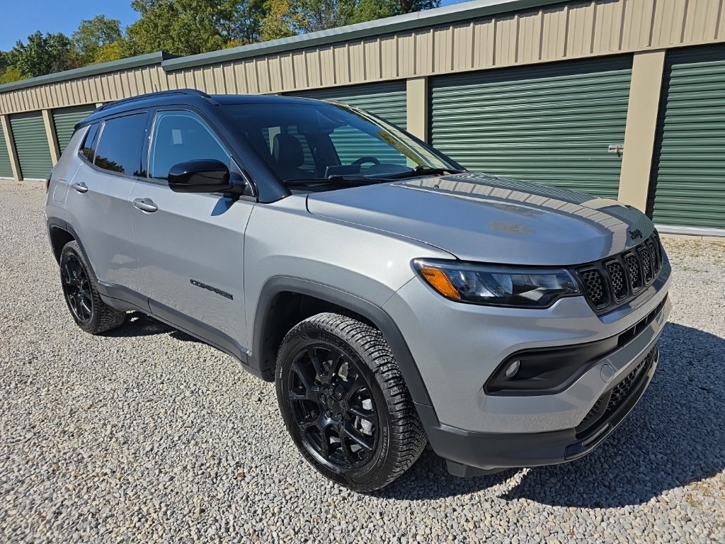 Used 2023 Jeep Compass Latitude w/ Sun and Sound Group AWD/4WD image 9