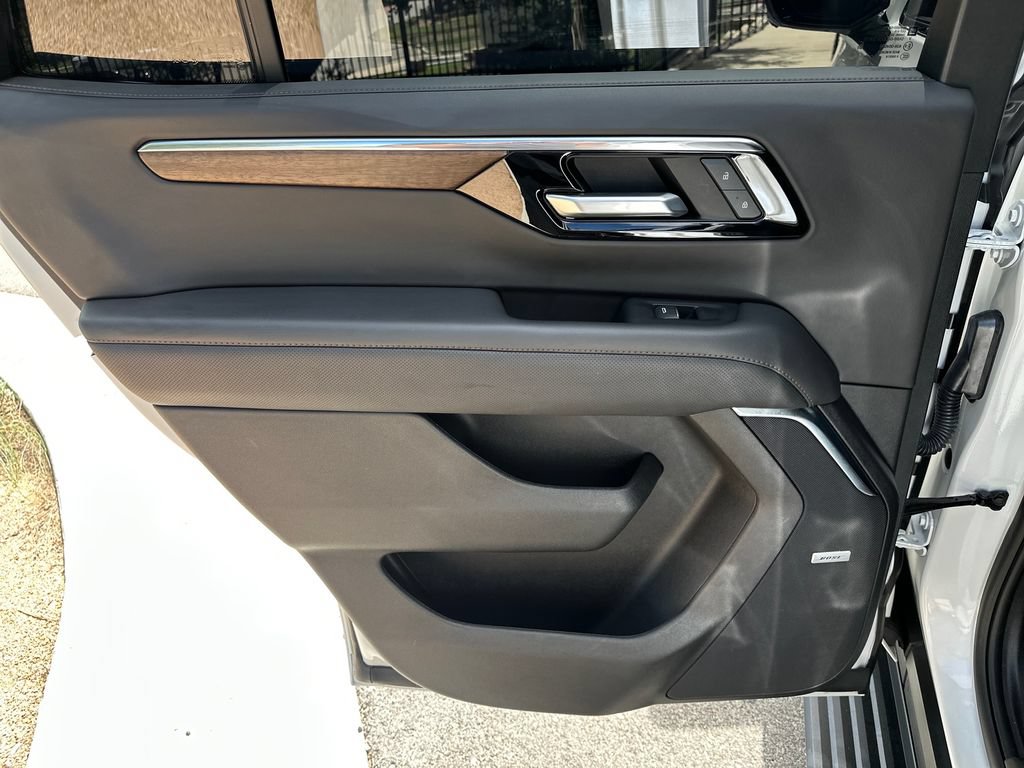 Used 2025 Chevrolet Tahoe High Country AWD/4WD image 31
