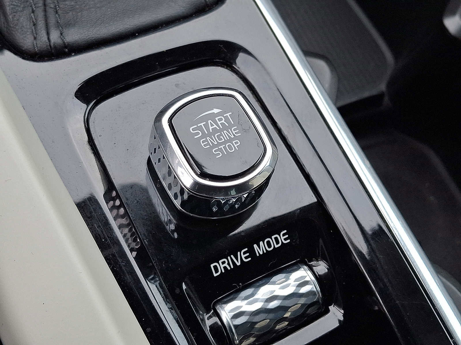 Used 2021 Volvo XC60 T5 Momentum w/ Premium Package image 24