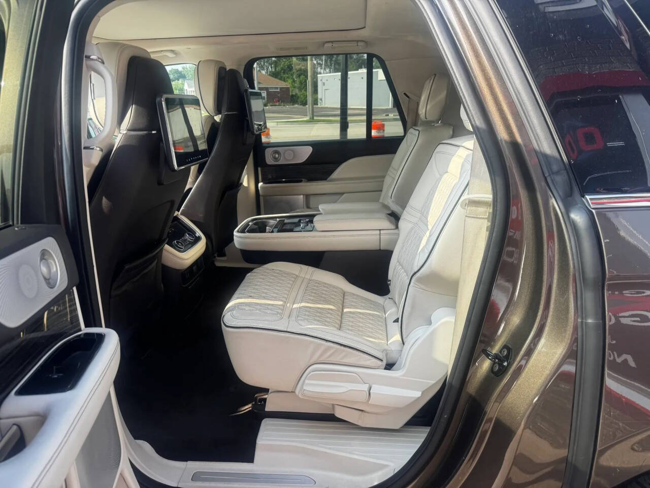 Used 2018 Lincoln Navigator L Black Label w/ Cargo Package AWD/4WD image 9