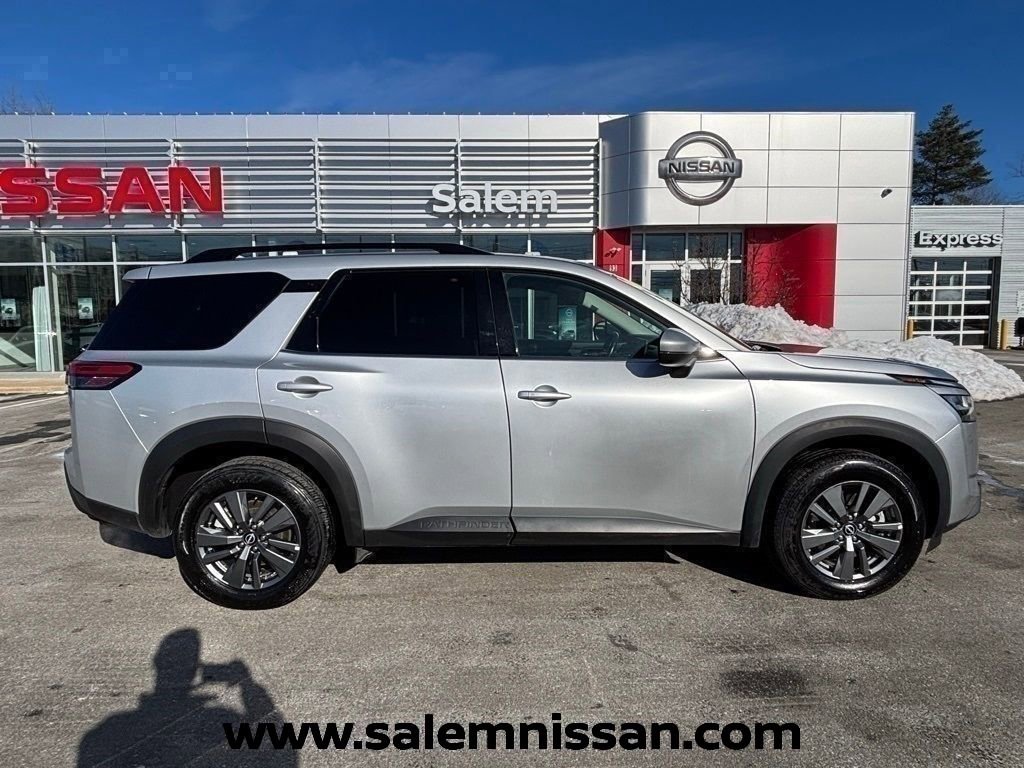 Used 2024 Nissan Pathfinder SV AWD/4WD image 2