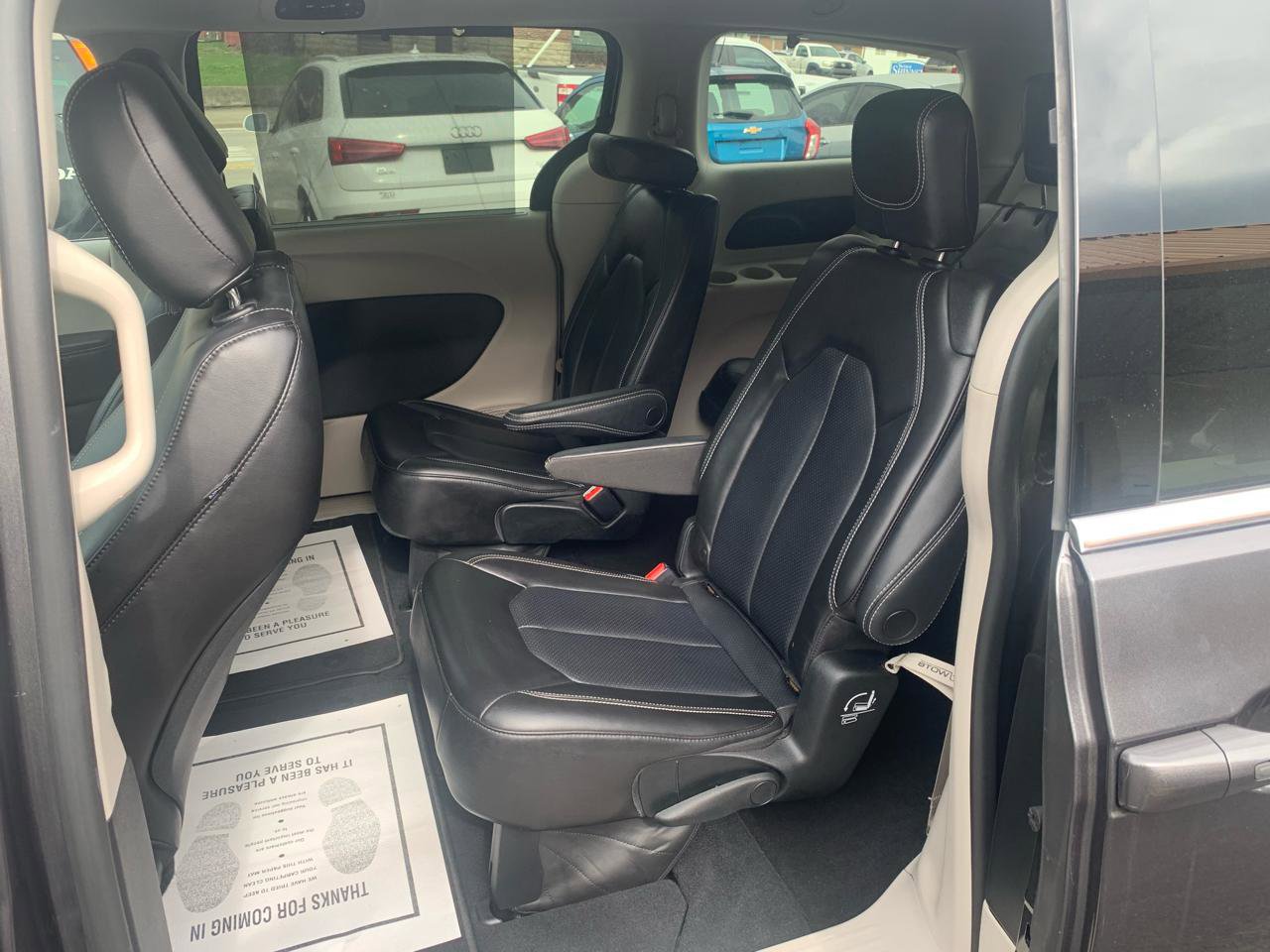 Used 2023 Chrysler Pacifica Touring-L image 9