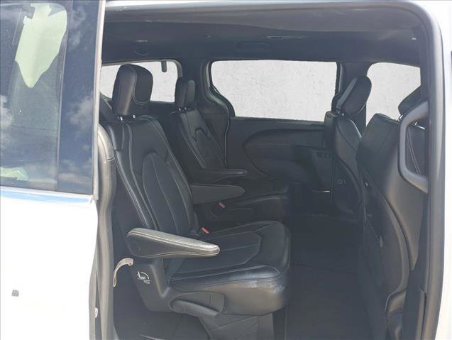 Used 2025 Chrysler Pacifica Select image 19
