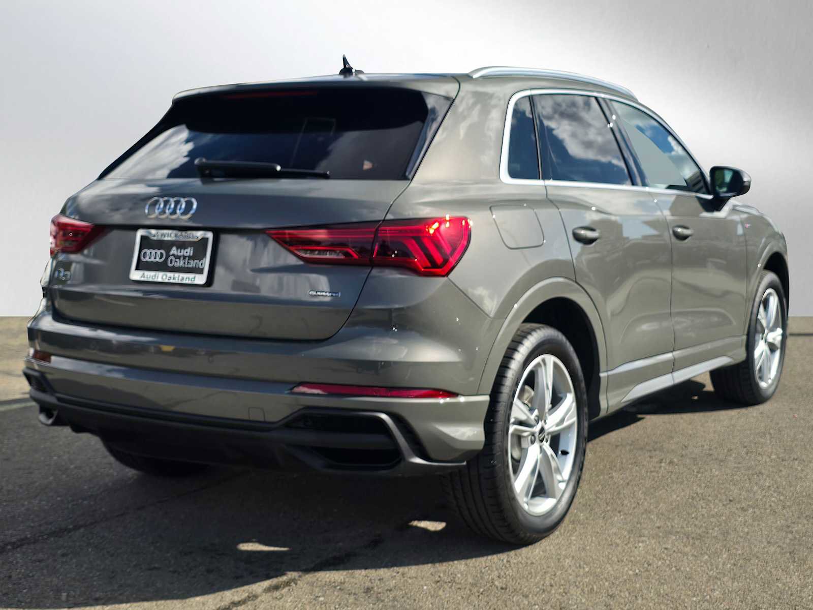 Used 2023 Audi Q3 2.0T Premium Plus w/ Premium Plus Package image 3