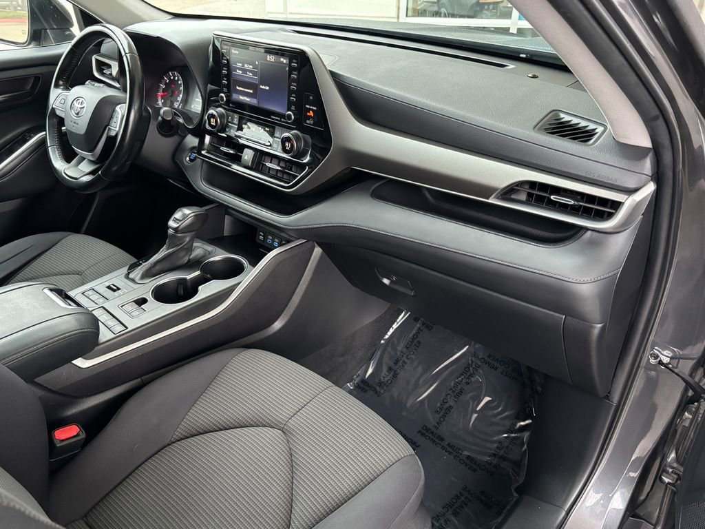 Used 2022 Toyota Highlander LE image 22